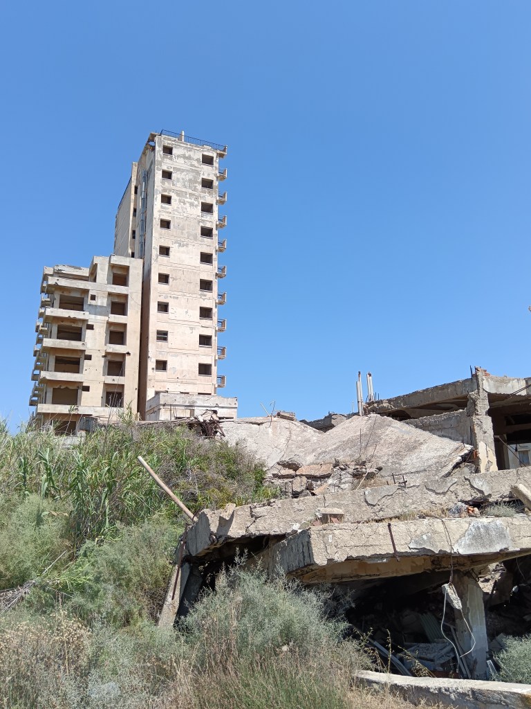 Hylättyjä rakennuksia Varoshassa. 